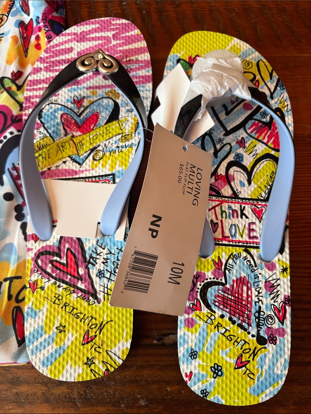 NWT Brighton Women’s ' Colorful Heart Print Flip Flops with Drawstring Bag - Picture 3 of 7